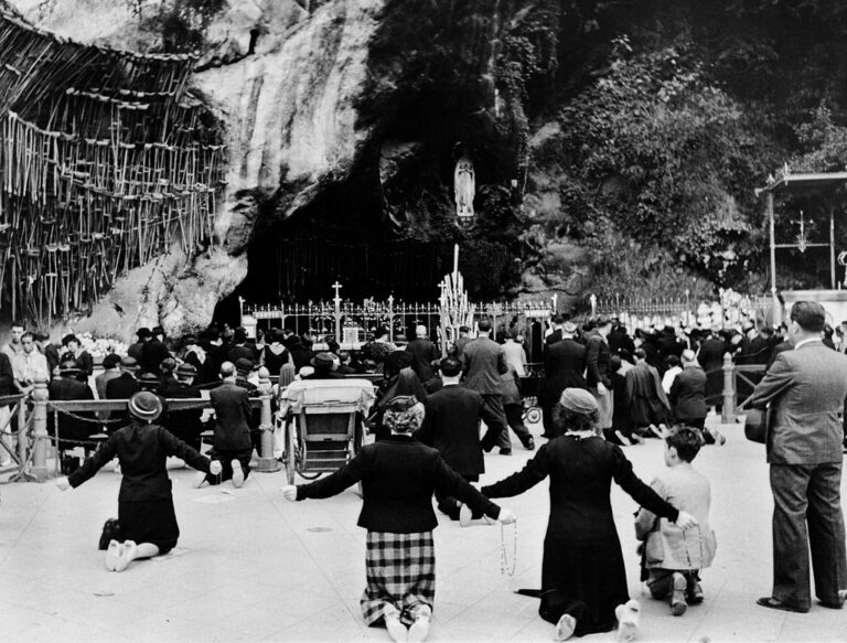 1024px pilgrims kneeling before shrine of our lady of lourdes wellcome m0005451