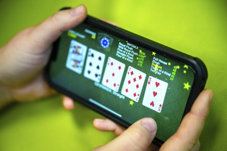 online gambling poker smartphone